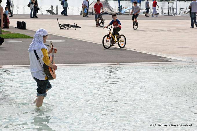 The guitarist with the feet in water, Ouchy - Switzerland
