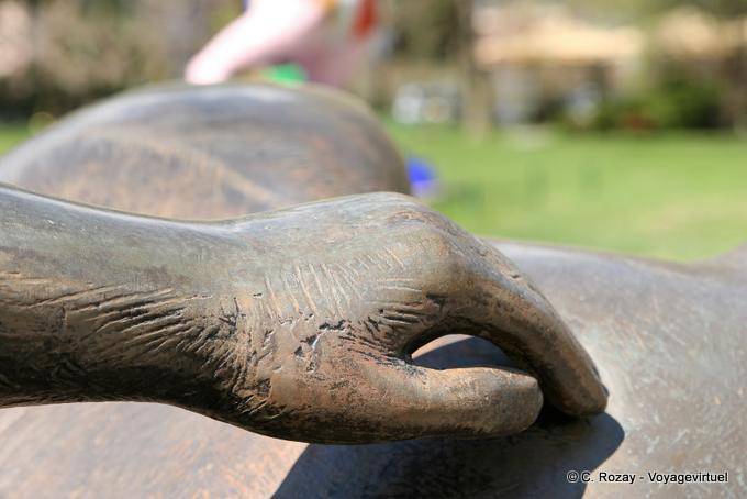 Henry Moore, Reclining Figure, the hand at close range, Gianadda foundation - Switzerland
