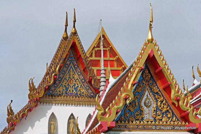 Chofahs and umbrella decoration Wat Choeng Phanan, Ayutthaya - Thailand