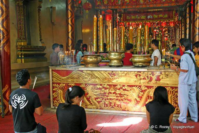 Prayer before the altar, Wat Choeng Phanan, Ayutthaya - Thailand