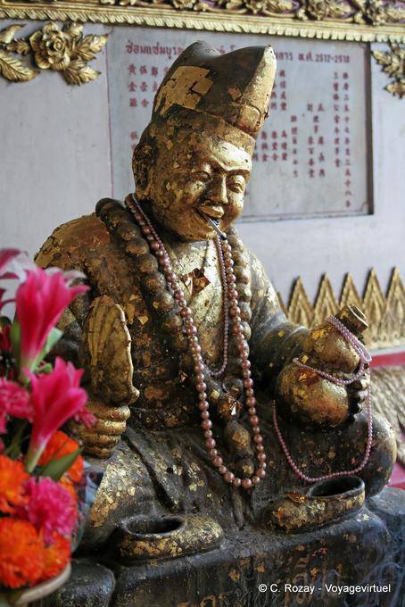 Grinning at the cigarette, Wat Choeng Phanan, Ayutthaya - Thailand