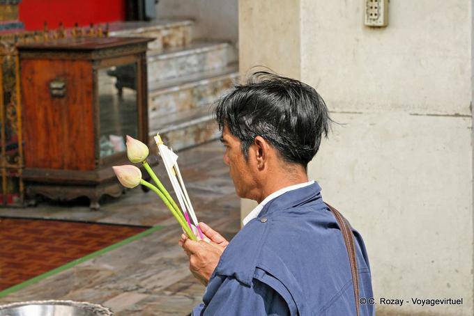 Thai praying, Wat Phra Sri Samphet, Ayutthaya - Thailand