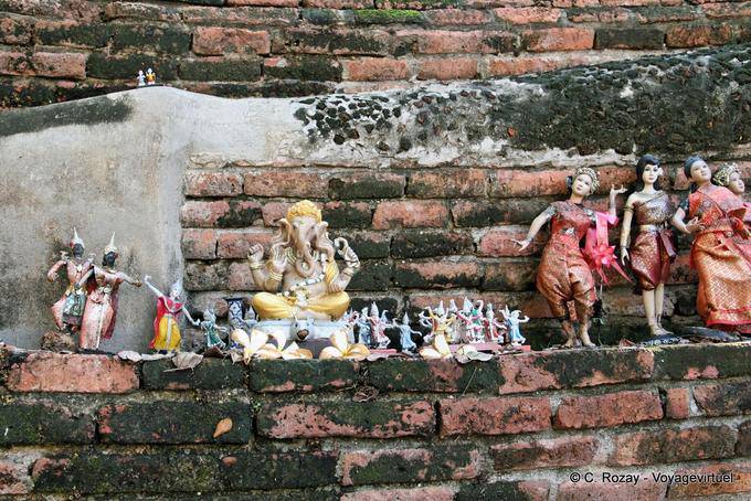 Figures on a wall, Wat Phra Sri Samphet, Ayutthaya - Thailand
