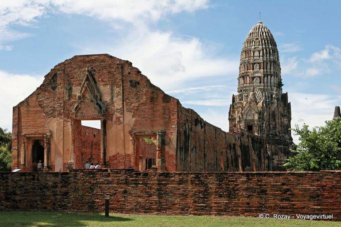 Building the temple Wat Raj Burana, Ayutthaya - Thailand
