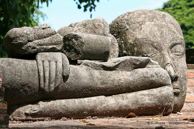 Statue in pieces, Wat Raj Burana, Ayutthaya - Thailand