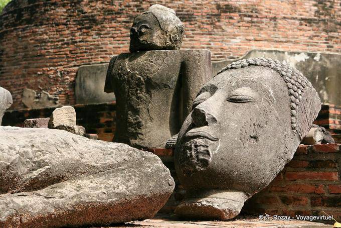 Earth head, Wat Raj Burana, Ayutthaya - Thailand