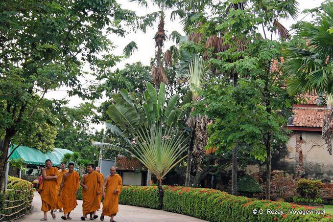 The monks and shaft traveler, Wat Yai Chai Mongkol, Ayutthaya - Thailand
