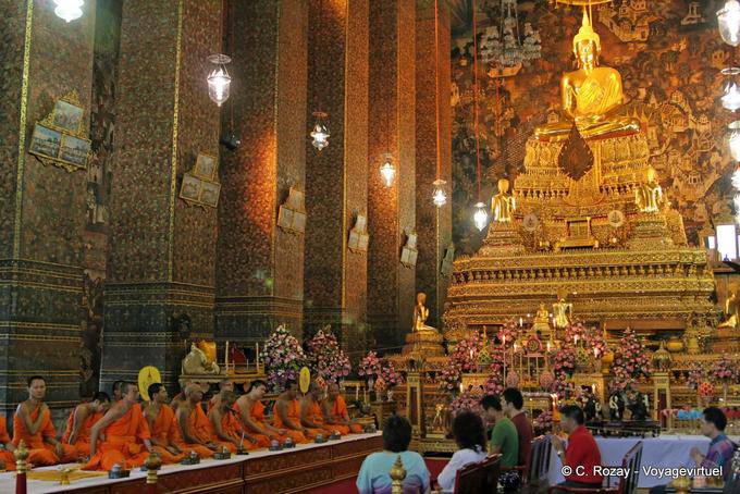 Buddhist ceremony, Wat Pho, Bangkok - Thailand