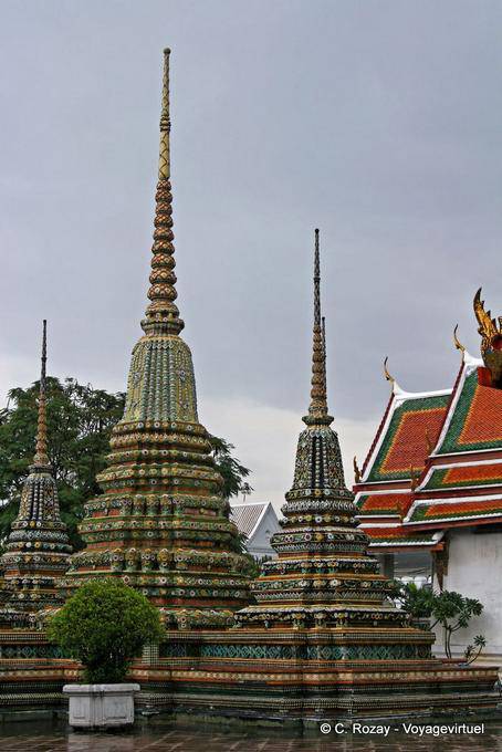 The Chedi Phra Rabieng Rai behind, Wat Pho (Wat Phra Chettuphon), Bangkok - Thailand