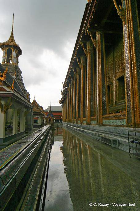 In the rain, Wat Phra Kaew, Bangkok - Thailand