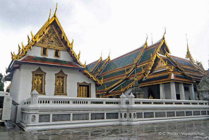 An annex pavilion, Wat Phra Kaew, Bangkok - Thailand