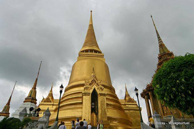 Phra Sri Rattana panorama Chedi, Sri Lankan style, Wat Phra Kaew, Bangkok - Thailand