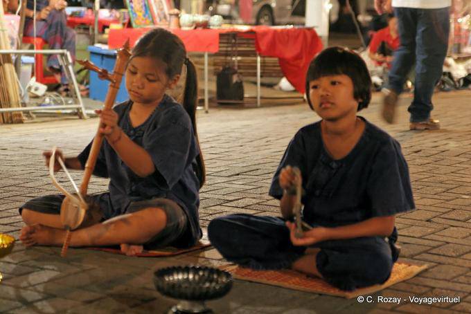 Young street musicians, Chiang Mai - Thailand