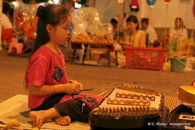 Little girl playing the khim, Chiang Mai - Thailand