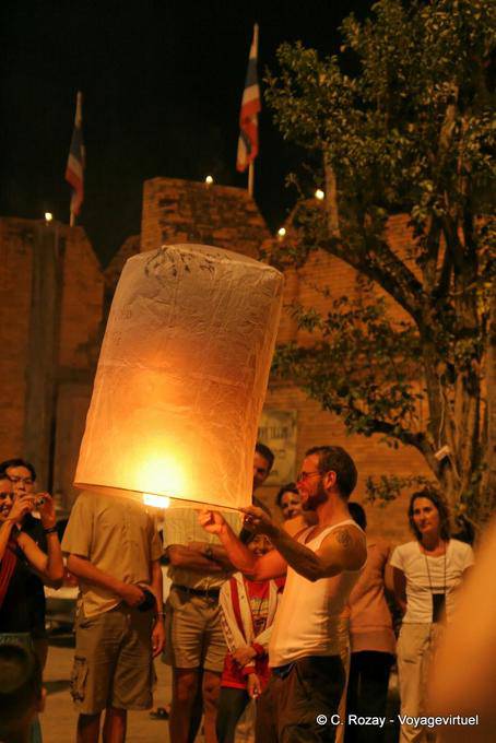 Introduction to the flight of the lantern, Chiang Mai - Thailand