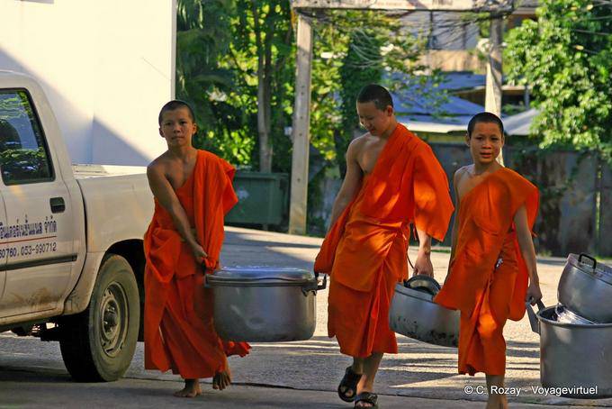 Novices to the task, Chiang Mai Temple - Thailand