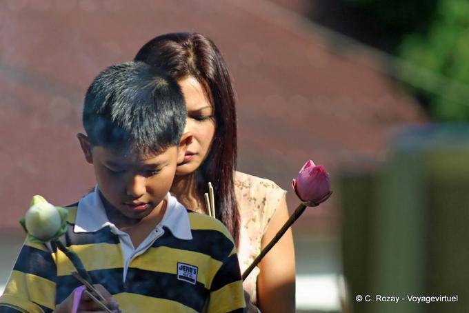 Religious fervor, Chiang Mai Temple - Thailand