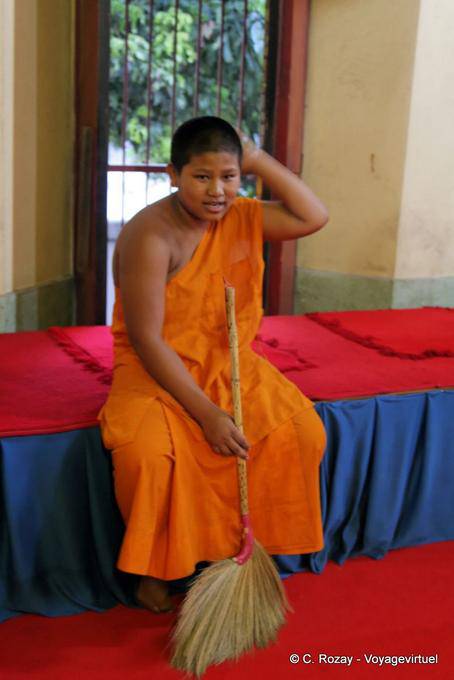 The monk broom, Chiang Mai Temple - Thailand
