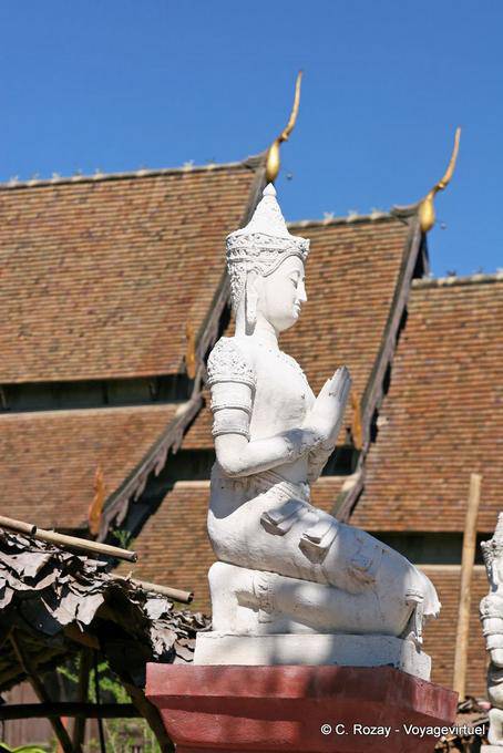 Kneeling statue, Chiang Mai Temple - Thailand