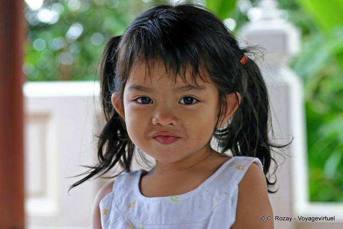 The little girl with duvets, Chiang Mai - Thailand