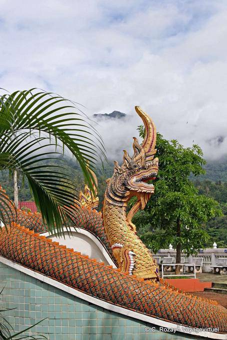 Nāga scary, guard the mountain temple to Chiang Mai - Thailand