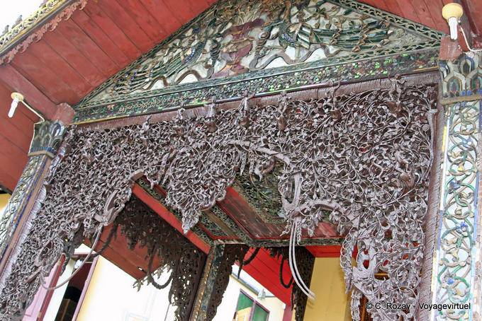 Detail on the entrance of Wat Sri Chum, Lampang - Thailand