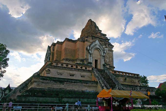 Another view on the big chedi, Wat Chedi Luang, Chiang Mai - Thailand
