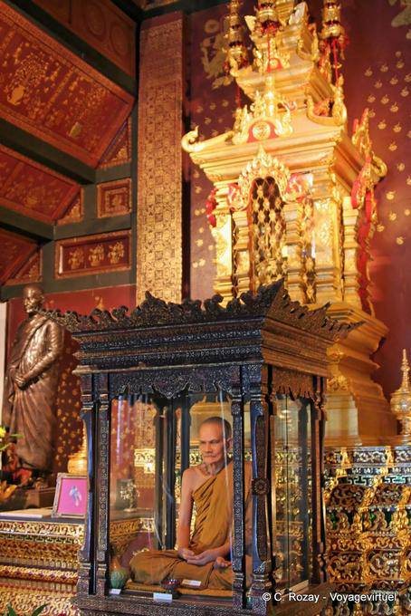 Glass sanctuary of the venerable monk, Wat Chedi Luang, Chiang Mai - Thailand