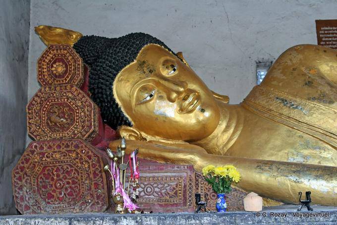The head of a reclining Buddha, Wat Chedi Luang, Chiang Mai - Thailand