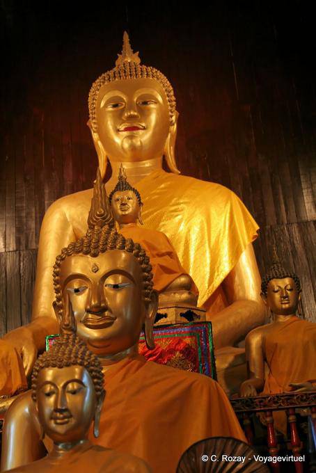 Buddhas aligned, Wat Chedi Luang, Chiang Mai - Thailand