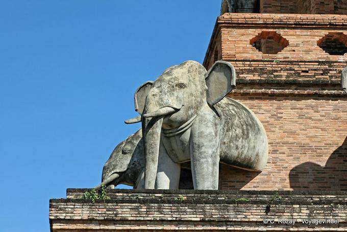 Outgoing elephant statues chedi, Wat Chedi Luang, Chiang Mai - Thailand