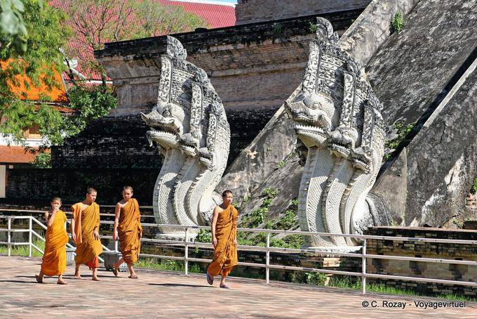 Monks and nagas, Wat Chedi Luang, Chiang Mai - Thailand
