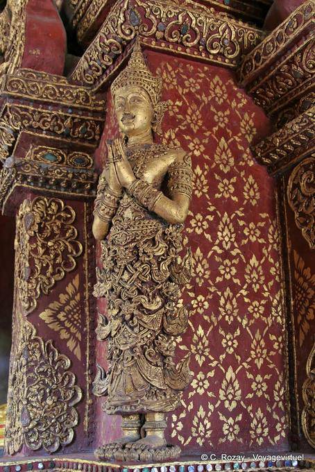 Golden statue praying, Wat Phra Singh, Chiang Mai - Thailand