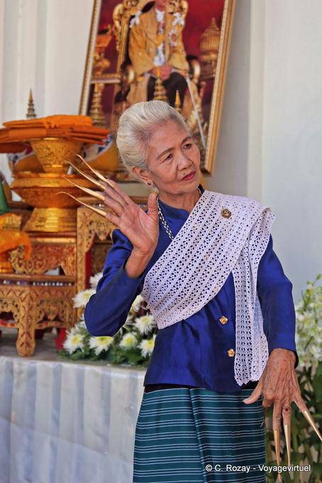 Traditional Thai dancer, Wat Phra Singh, Chiang Mai - Thailand