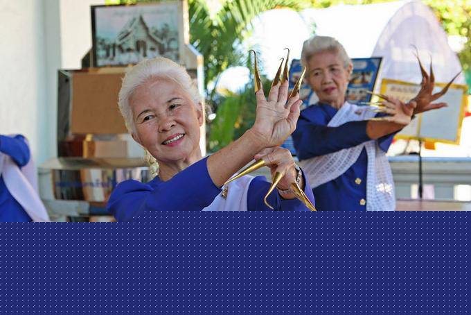 Smiling dancer, Wat Phra Singh, Chiang Mai - Thailand