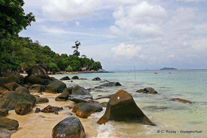 Rocks at the end of the Hin Khom beach Koh Phi Phi - Thailand