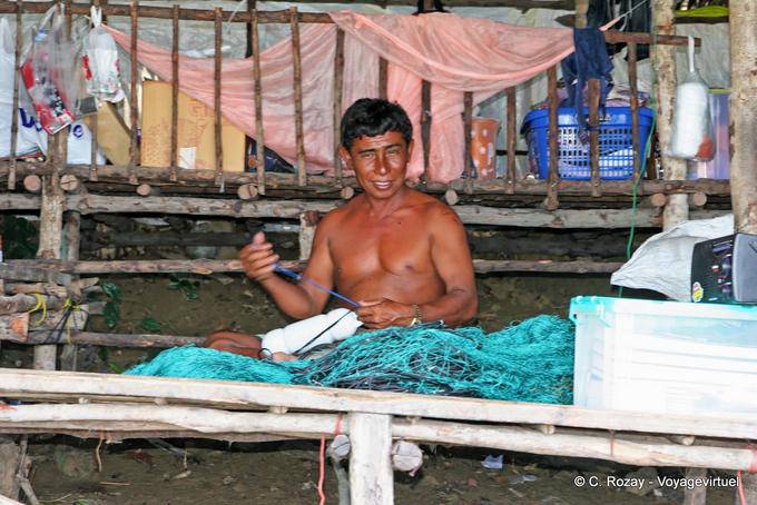 Net mending, Koh Phi Phi - Thailand