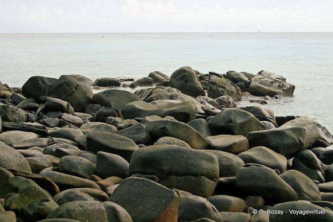 Rocks on Lüem Po, Koh Phi Phi - Thailand