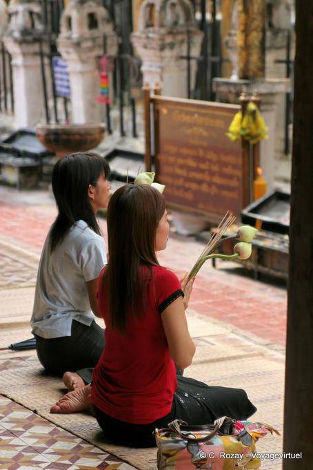 Young women in prayer, Wat Phra That Lampang Luang - Thailand