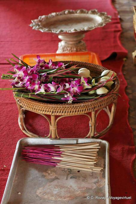 Exposed offerings, Wat Phra That Lampang Luang - Thailand