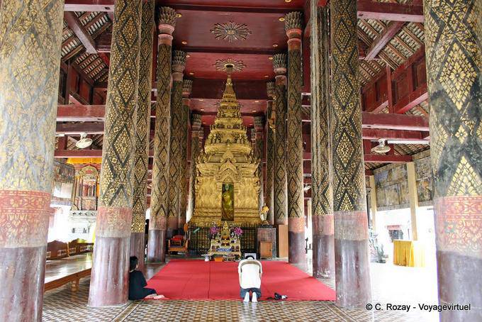 Phra Chao Lan prayer before Ton, Wat Phra That Lampang Luang - Thailand