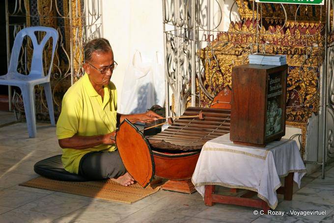 Religious musician, Wat Phra Si Rattana Mahathat, Phitsanulok - Thailand