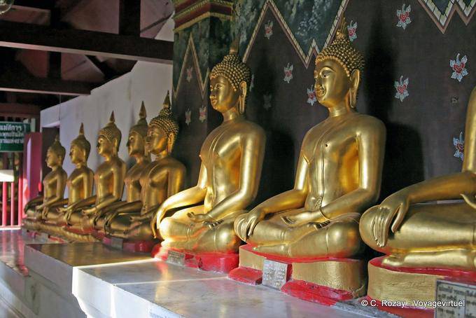 Buddhas aligned bhumisparsha-Mudra, Wat Phra Si Rattana Mahathat, Phitsanulok - Thailand