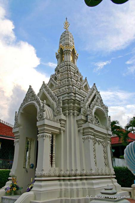 Small chapel Wat Phra Si Rattana Mahathat, Phitsanulok - Thailand