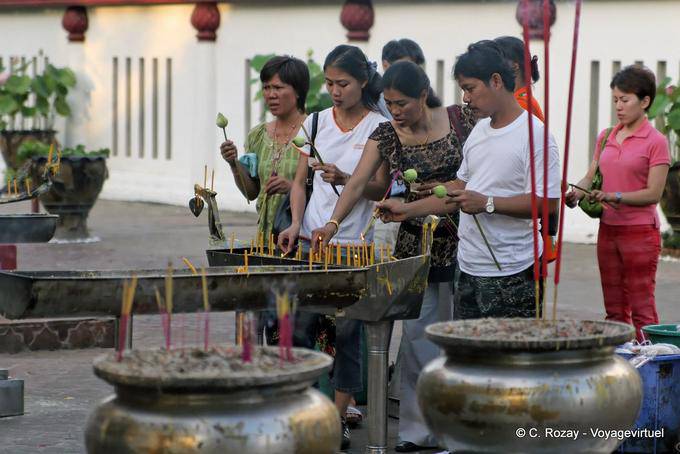 Offerings to the Wat Phra Si Rattana Mahathat, Phitsanulok - Thailand