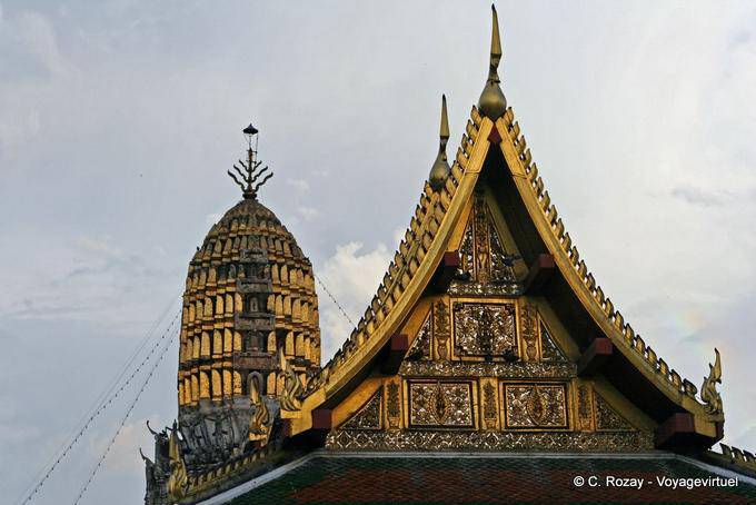 Architectural mix, Wat Phra Si Rattana Mahathat, Phitsanulok - Thailand