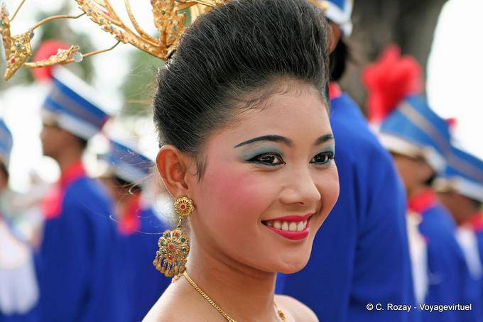 Smile and earrings, Festival Patong, Phuket - Thailand