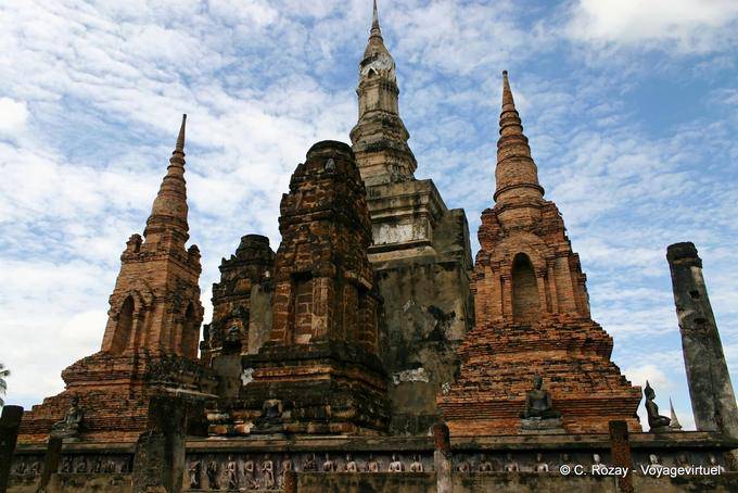 Sukhothai, Wat Mahathat Chedi in lotus surrounded by eight other - Thailand