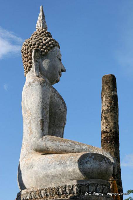 Statue in profile, Sukhothai, Wat Sa Si - Thailand