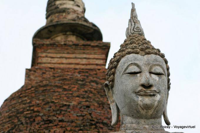 Buddha with eyes closed, Sukhothai, Wat Sa Si - Thailand